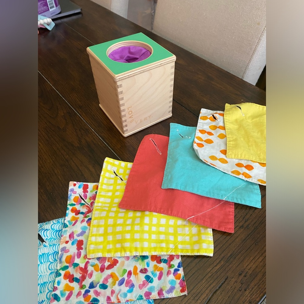 Lovevery Senser Playkit Magic Tissue Box